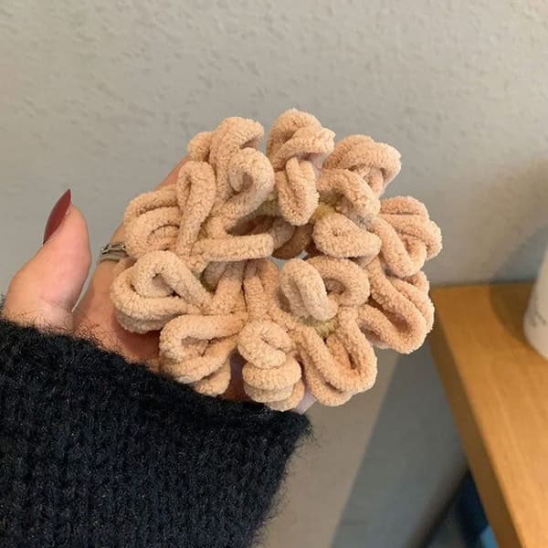 Chouchou Klassisk för Hår i Mjuk Boucle Sammet Sandlebeige