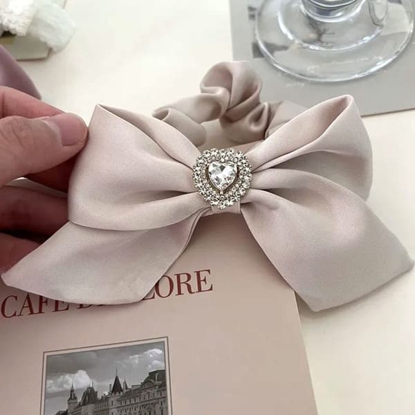 Chouchou Klassisk för Hår i Satäng Fjäril med Beige Diamant Beige