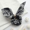 Miniatyrbild 2 av 3: Chouchou Foulard Kort för Hår i Satin Fint Grått Papillon