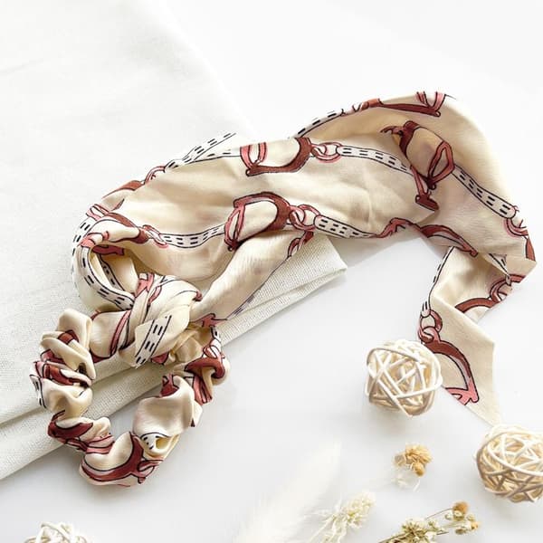 Chouchou Foulard Lång för Hår i Satin med Snobbigt Barocktryck Vitt Vitt