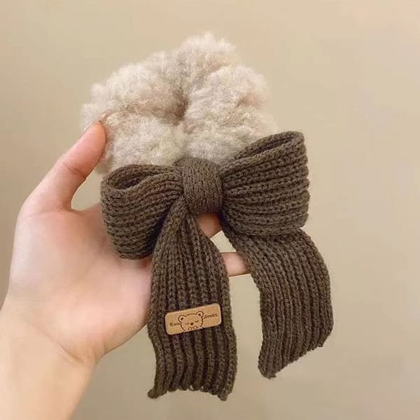 Chouchou Duveteux för Hår i Fuskpäls och Mysig Kaki Stickad Slips