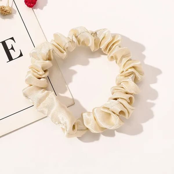 Chouchou Klassisk för Hår i Veckad Satin Minimalistisk Beige Beige
