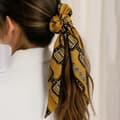 Miniatyrbild 3 av 3: Chouchou Foulard Lång för Hår i Satin med Grafiskt Chevronmönster Gul Gul