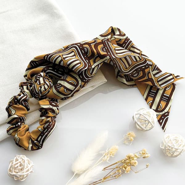 Chouchou Foulard Lång för Hår i Satin med Grafiskt Chevronmönster Gul Gul