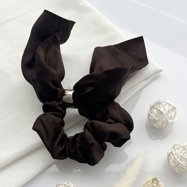 Elegant Korthårsband i Satin med Fjädermönster Kaffe Brun Mörk Brun