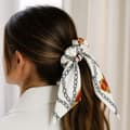 Miniatyrbild 3 av 3: Chouchou Foulard Lång för Hår i Siden Tryckt Hästmotiv Chic Vit Vit