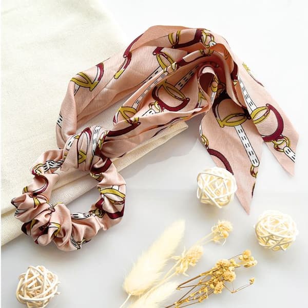 Chouchou Foulard Lång för Hår i Tryckt Barock Satin Sublim Rosa Rosé