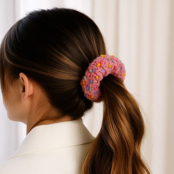 Chouchou Duveteux för Hår i Mystisk Bohemisk Tweed Rosa Rosa