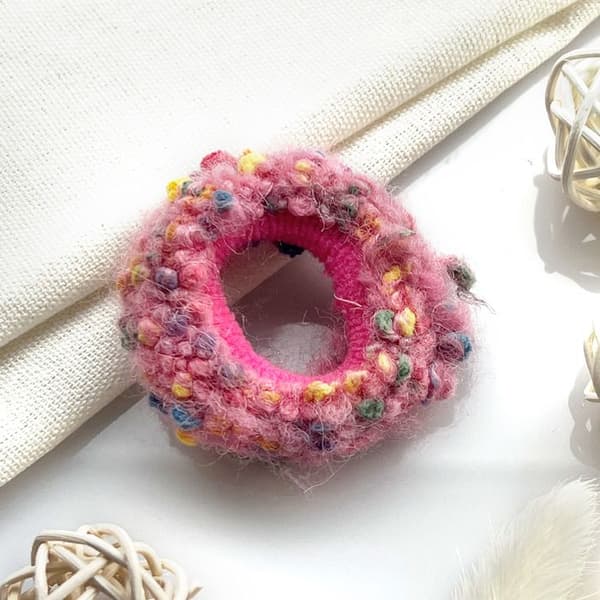 Chouchou Duveteux för Hår i Mystisk Bohemisk Tweed Rosa Rosa