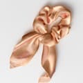 Miniatyrbild 2 av 3: Chouchou Foulard Kort för Hår i Satin Elegant Beige