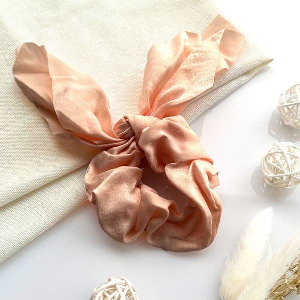 Chouchou Foulard Kort för Hår i Satin Elegant Beige