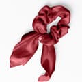 Miniatyrbild 2 av 3: Chouchou Foulard Kort för Hår i Siden Elegant Fjäril Bordeaux Bordeaux