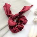 Miniatyrbild 1 av 3: Chouchou Foulard Kort för Hår i Siden Elegant Fjäril Bordeaux Bordeaux