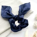 Miniatyrbild 1 av 3: Chouchou Foulard Kort för Hår i Satin Elegant Blå Marin