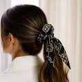 Miniatyrbild 3 av 3: Chouchou Foulard Lång för Hår i Satin med Grafiskt Beige Chevron-mönster