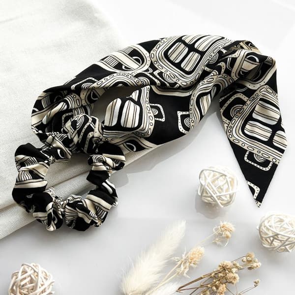Chouchou Foulard Lång för Hår i Satin med Grafiskt Beige Chevron-mönster