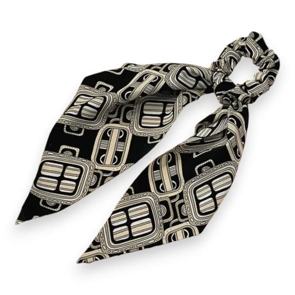 Chouchou Foulard Lång för Hår i Satin med Grafiskt Beige Chevron-mönster