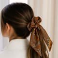 Miniatyrbild 3 av 3: Chouchou Foulard Lång för Hår i Satin Tryckt Equestrian Chic Brun Brun
