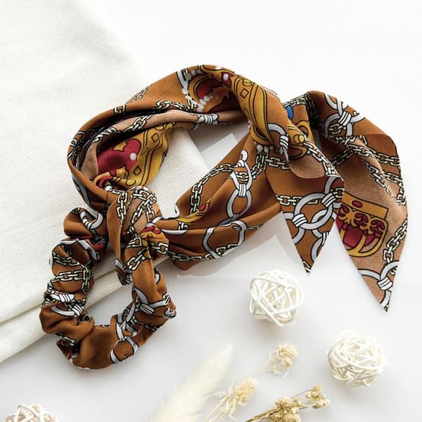 Chouchou Foulard Lång för Hår i Satin Tryckt Equestrian Chic Brun Brun