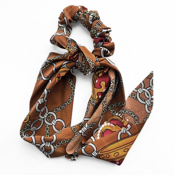 Chouchou Foulard Lång för Hår i Satin Tryckt Equestrian Chic Brun Brun