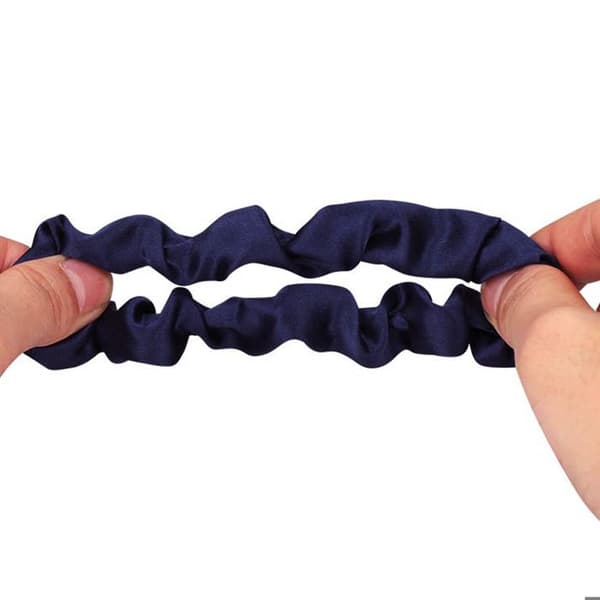 Chouchou Klassisk för Hår i Minimalistisk Plisserad Satin Marinblå