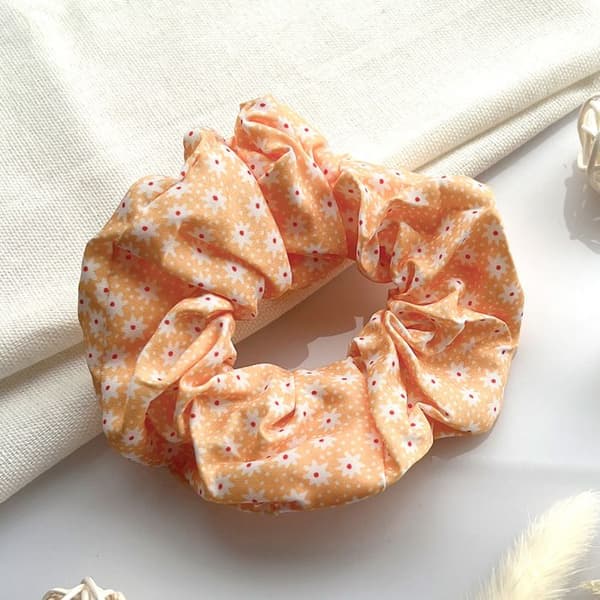 Chouchou Klassisk för Hår i Mjuk Blommig Orange Orange
