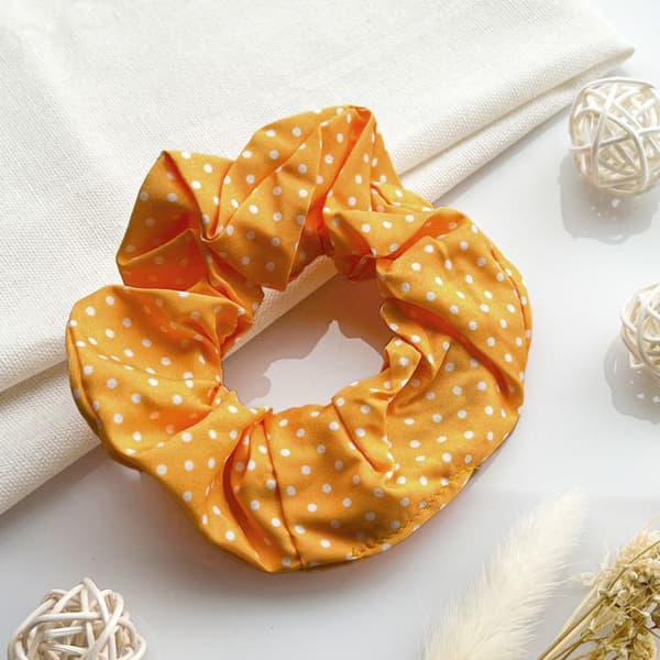 Chouchou Klassisk för Hår i Mjukt Bomull med Retro Chic Prickar Orange Orange