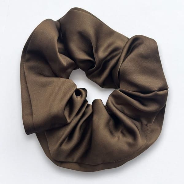Chouchou Klassisk för Enfärgat Sidenhår Minimalistisk Chokladbrun
