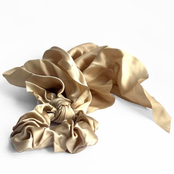 Chouchou Foulard Lång för Hår i Satin med Dubbel Volangknut Beige Beige