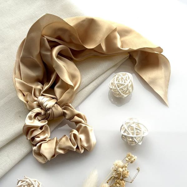 Chouchou Foulard Lång för Hår i Satin med Dubbel Volangknut Beige Beige