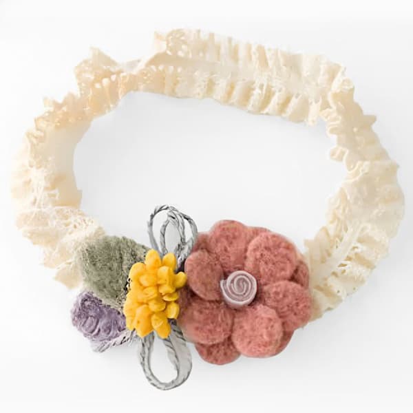 Bandau Princesses för Hår i Spets med Snygg Röd Blomma