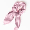Miniatyrbild 2 av 3: Chouchou Foulard Kort för Hår i Satin Elegant Rosarosa