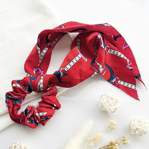 Chouchou Foulard Lång för Hår i Sublim Röd Barocktryckt Satin