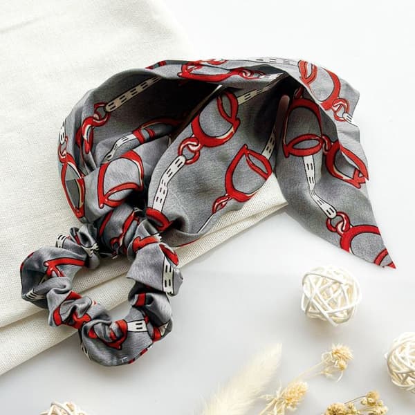 Chouchou Foulard Lång för Hår i Barocktryckt Satin Sublimt Grå Grå