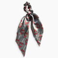 Miniatyrbild 1 av 3: Chouchou Foulard Lång för Hår i Barocktryckt Satin Sublimt Grå Grå