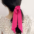 Miniatyrbild 3 av 3: Chouchou Long Foulard för Hår i Satin med Dubbelt Volangknut Fuchsia Fuchsia