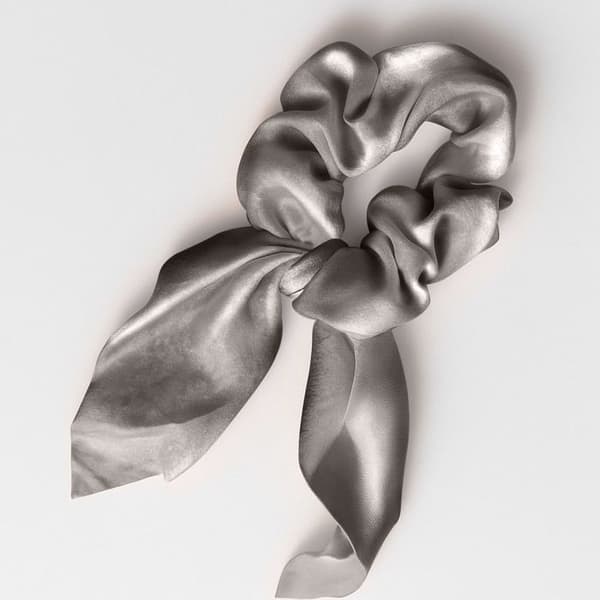 Chouchou Foulard Kort för Hår i Satin Elegant Grå Grå