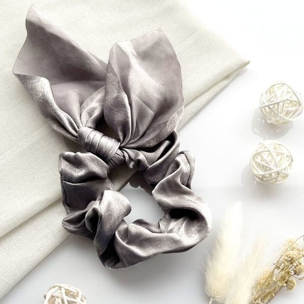 Chouchou Foulard Kort för Hår i Satin Elegant Grå Grå