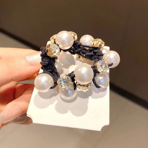 Elegant Hårsnodd med Flätor och Fina Svarta Pärlor och Strass