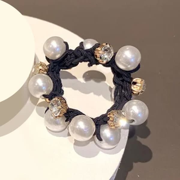 Elegant Hårsnodd med Flätor och Fina Svarta Pärlor och Strass
