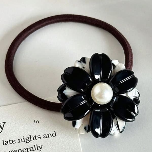 Elastisk vardagshårband med delikat kristallblomma i svart och vitt.