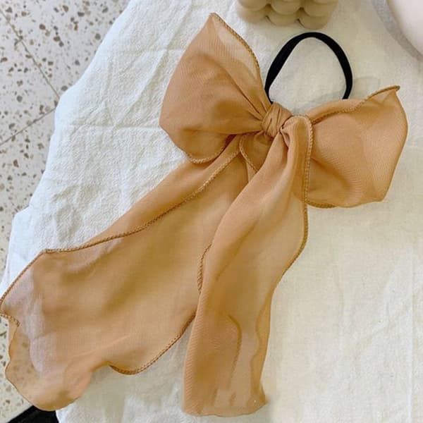 Elegant och genomskinlig hårresår med lång knut i brun färg