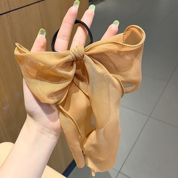 Elegant och genomskinlig hårresår med lång knut i brun färg