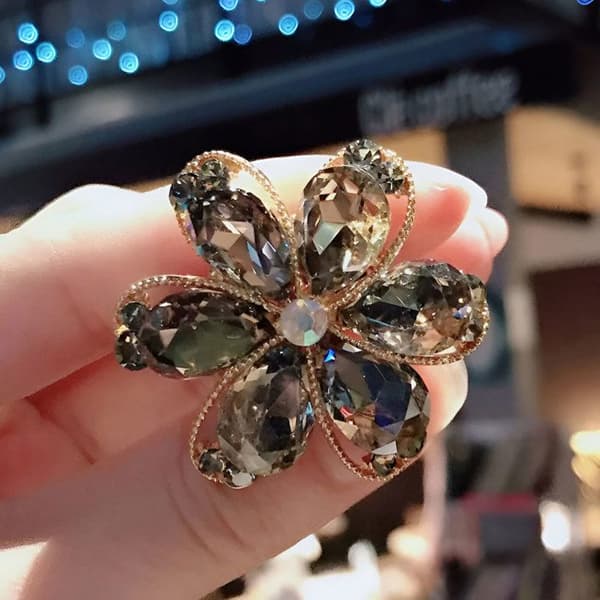 Elastisk Casual för Hår med Blommig Glans i Raffinerad Grå Strass