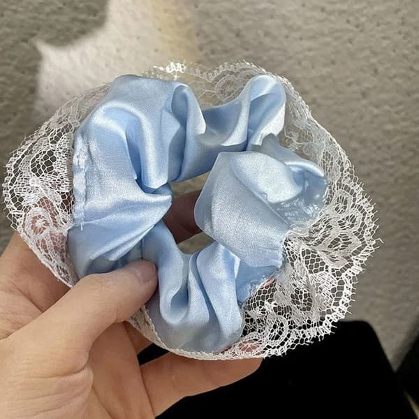 Chouchou Klassisk för Hår i Satin med Snygg Spets Ljusblå Klarblå