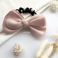 Miniatyrbild 3 av 3: Eleganta Satin Hårsnodd med Knut och Fina Pärlor Rosa
