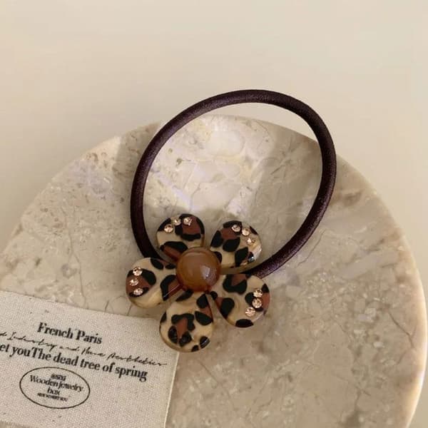 Elastiskt casual hårband med blommor pärlemor leopardmönster samt brunbeige.