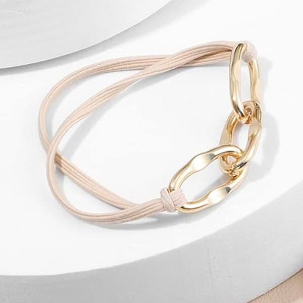 Elastisk casual hårband med platt kedja i gyllene beige.