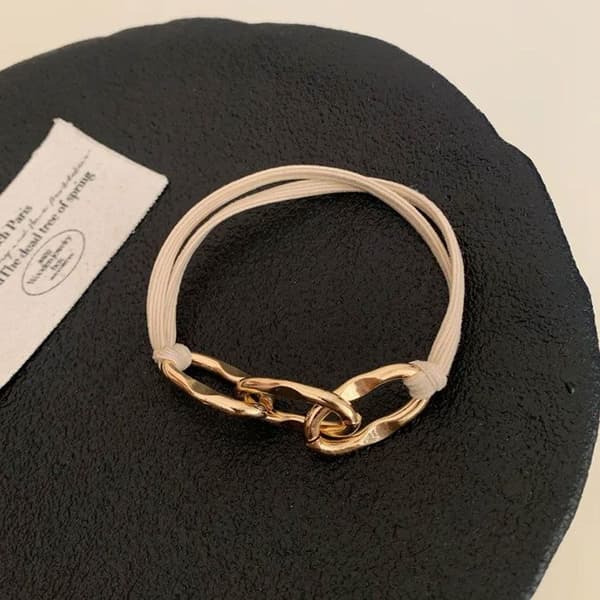 Elastisk casual hårband med platt kedja i gyllene beige.