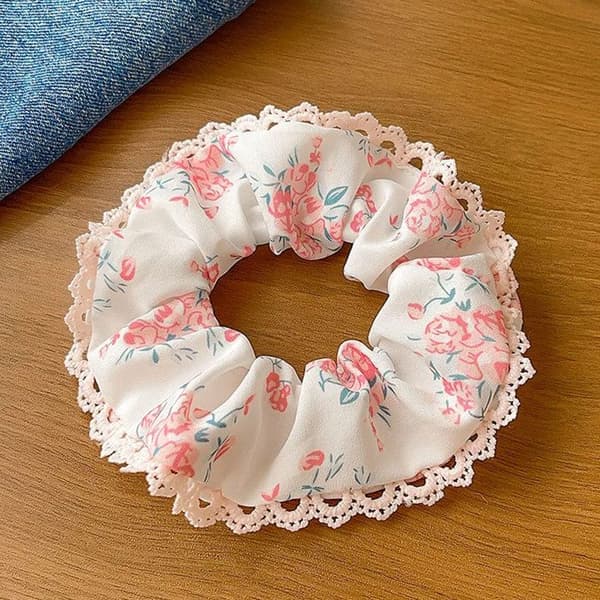 Chouchou Klassisk för Blommiga Hår med Feminint Spetskant i Rosarosa